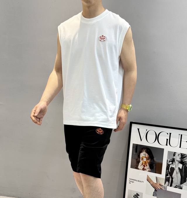 Prad* Prada 24S new vest is a simple basic style! Exquisite three-dimensional br