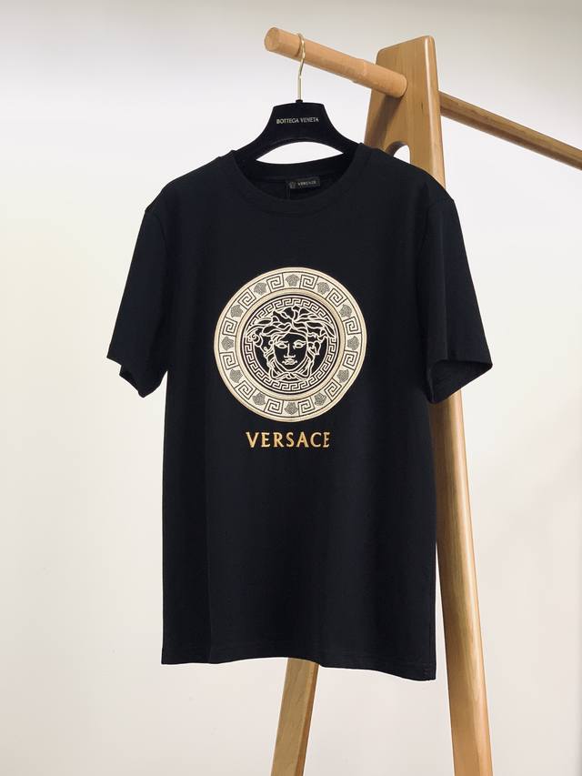 Versace 2025Ss Spring/Summer New Product Classic Medusa Series T-shirt. Made of