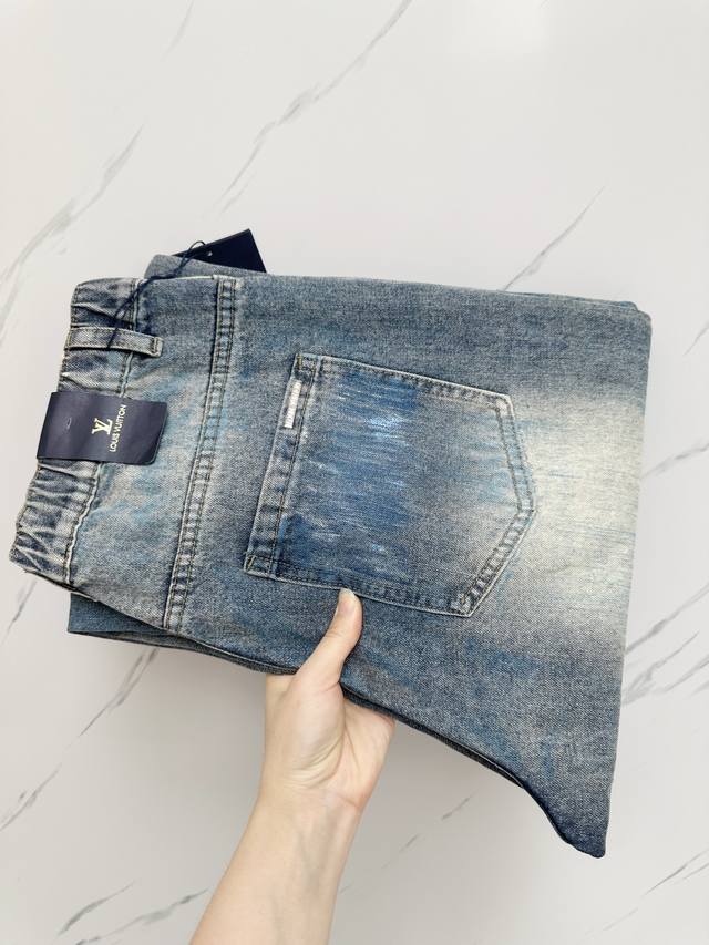 Lv is available at the official website counter at the same time. It is a genuin