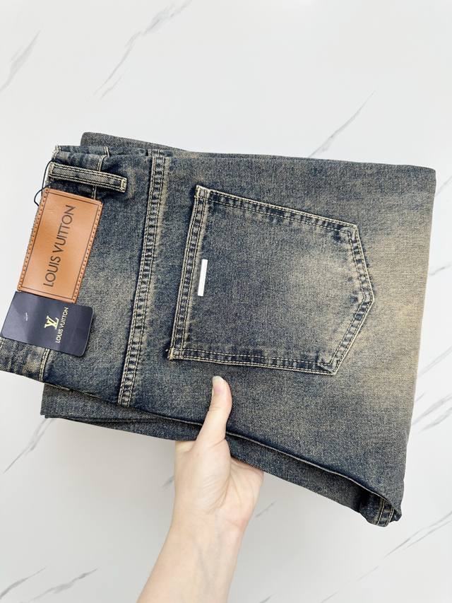 Lv is available at the official website counter at the same time. It is a genuin