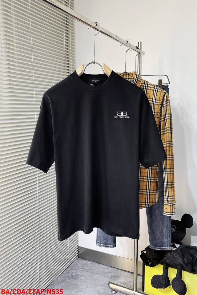 N535 Ba Balenciaga's new double-layered letter-printed short-sleeved T-shirt. Th