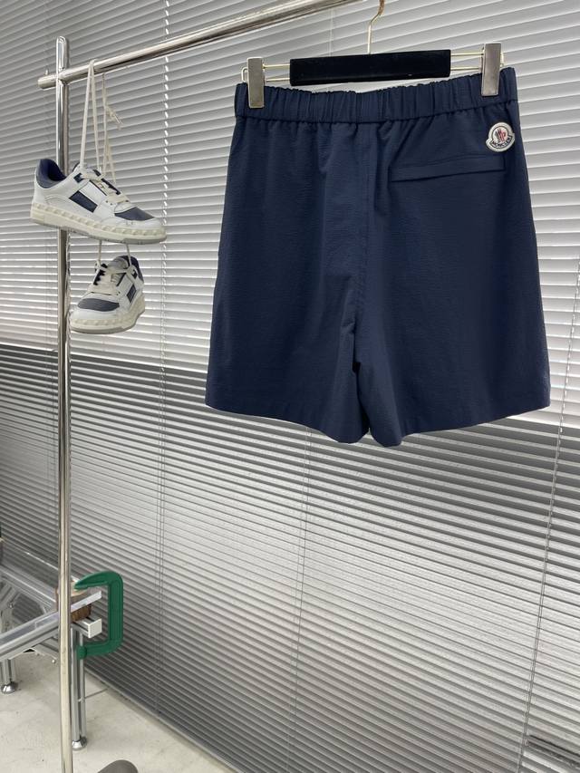 Mon Bubble wrinkle logo shorts are made of cotton blended woven fabric with 76%
