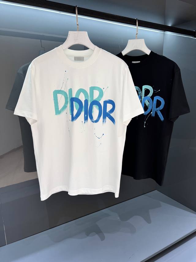 New graffiti print Di*R letter channel boutique creates a contemporary atmosphe