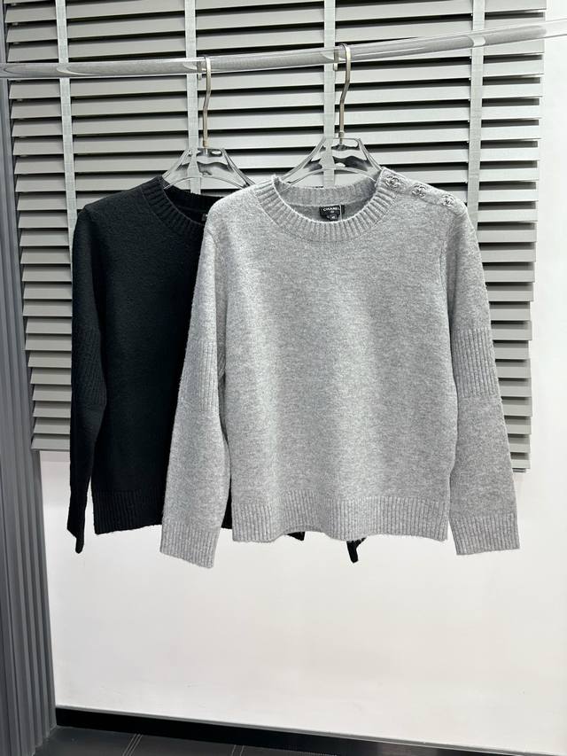 Chanel Chanel exclusively offers the latest fashion autumn and winter sweaters.