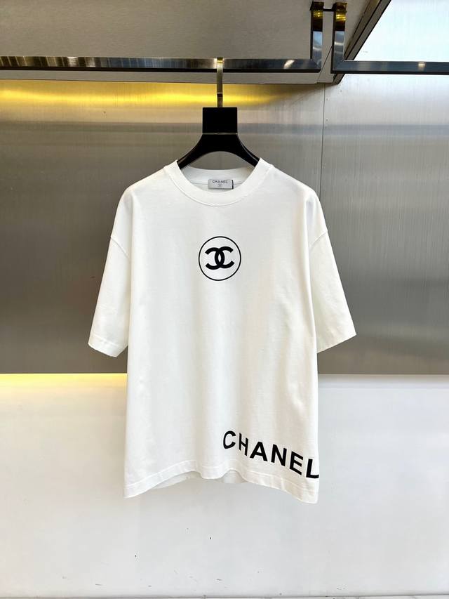 Chanel, 2025 Spring and Summer Men's New Logo Round Neck Short Sleeve T-shirt.