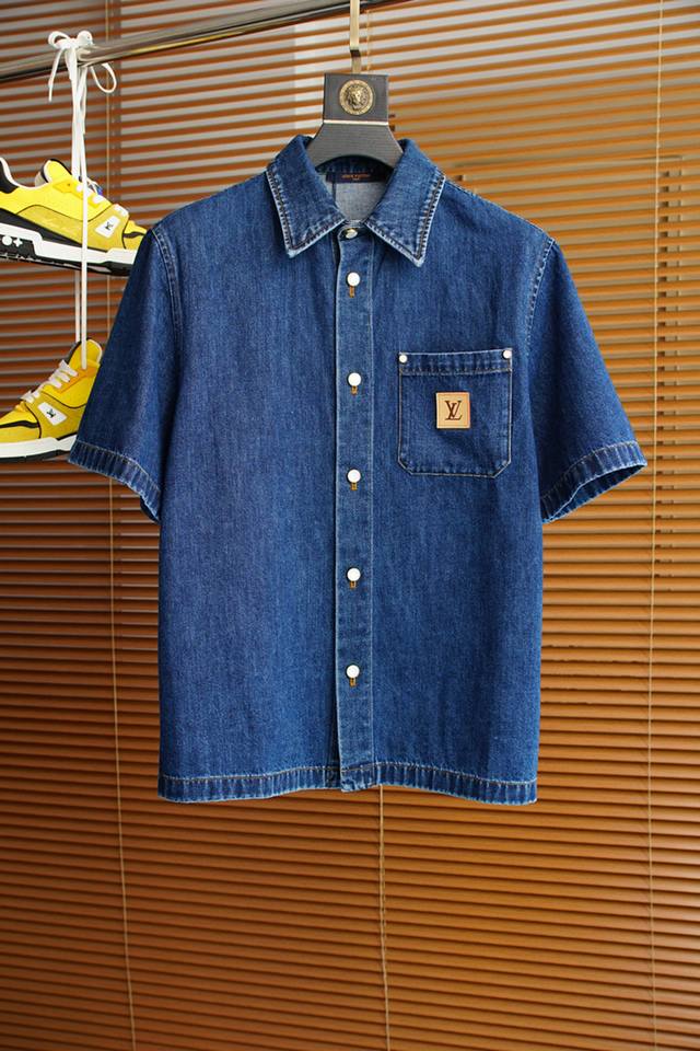Lv Louis Vuitton denim fabric has high density and thick yarn, so it has strong