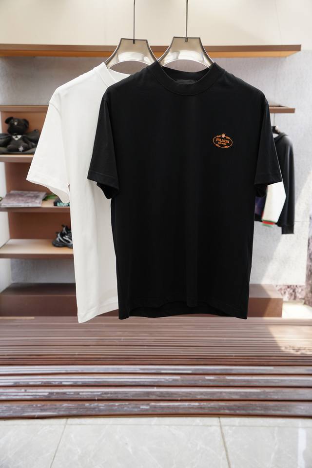 Prada 2025 new style; new short-sleeves for spring and summer, a must-have for f