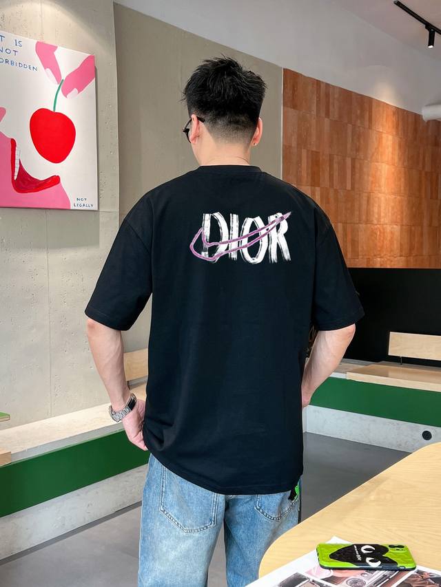 Dior's new double-layer letter-printed short-sleeved T-shirt. The letter pattern