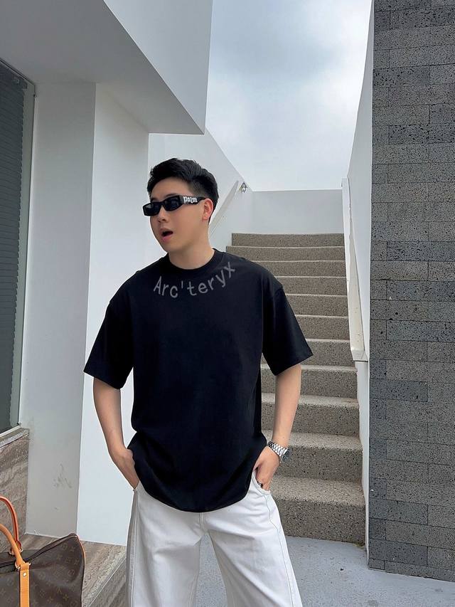 Arc'teryx's new double-layered letter-printed short-sleeved T-shirt. The letter