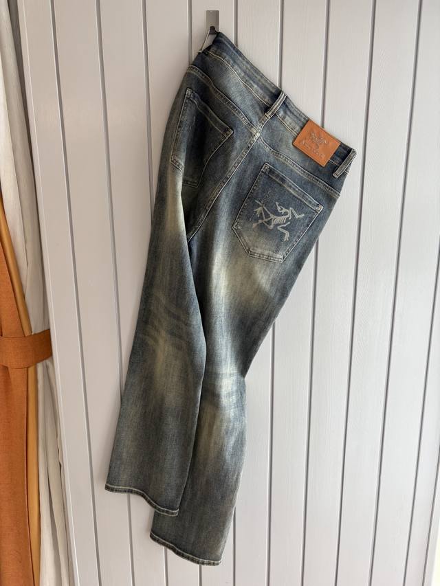 Straight-leg jeans are a pair of jeans with a very stylish look. They are made