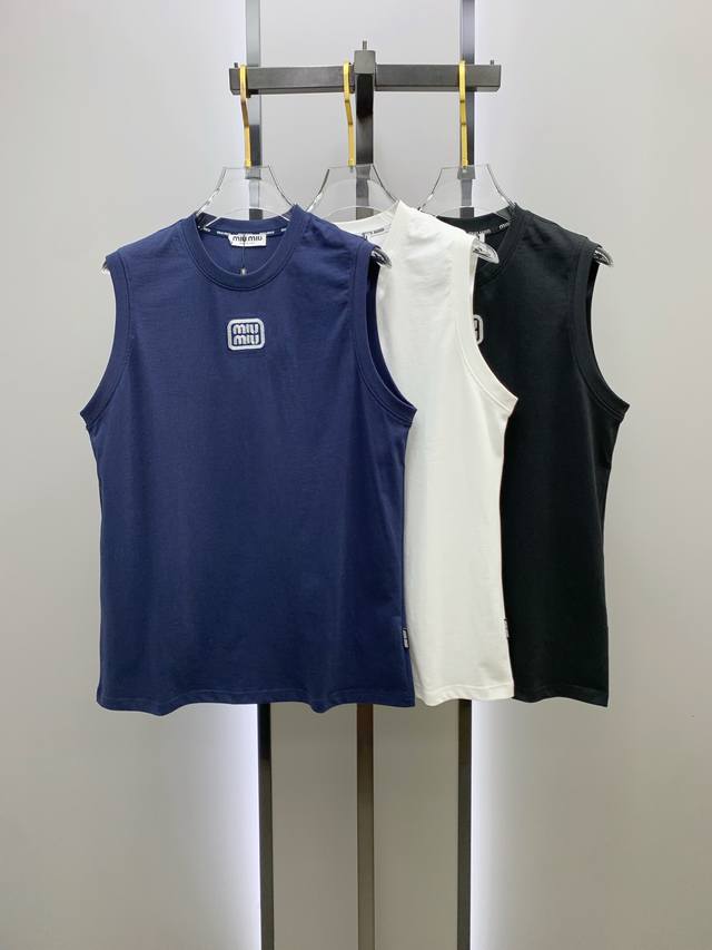 Miumiu25Ss New vest with reinforced threads on the collar and cuffs, not easy to