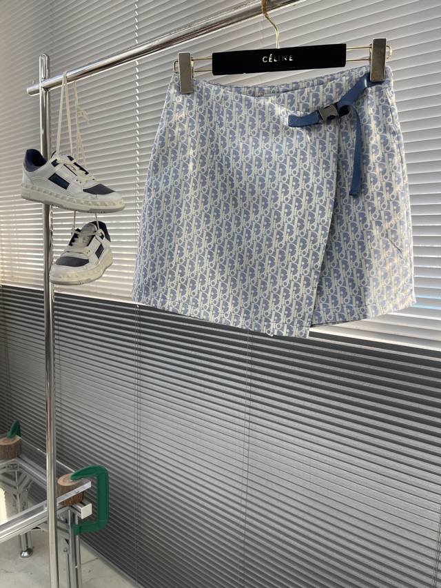 Dio 25Ss New Oblique jacquard fabric with panel design culottes Made of blue tec