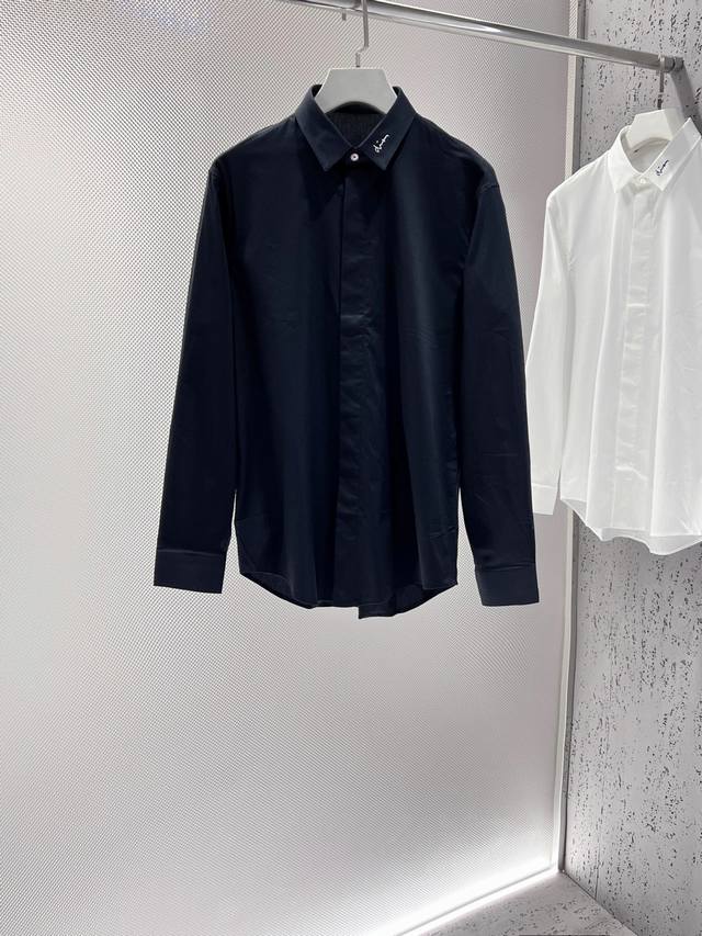 D. Poplin cotton long-sleeved shirt with logo embroidery on the collar corner. O