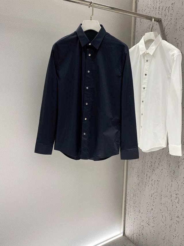 D. Metal buttoned poplin cotton long-sleeved shirt. Custom-dyed cotton poplin fa