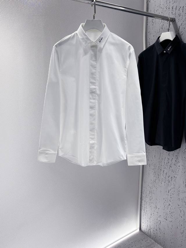 D. Poplin cotton long-sleeved shirt with logo embroidery on the collar corner. O