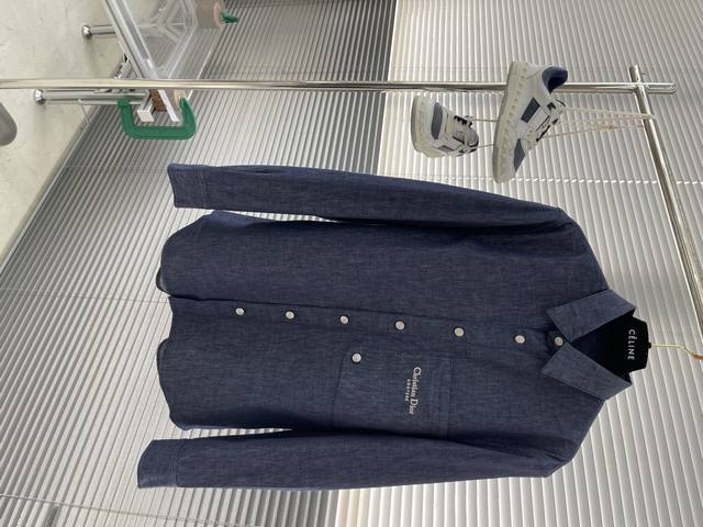 Dio 25Ss New shirt-style denim jacket. Metal button style Fabric slightly stretc