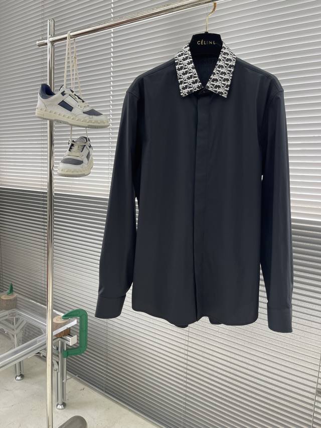 Dio Poplin shirt with logo print details on collar. Concealed button shell butto
