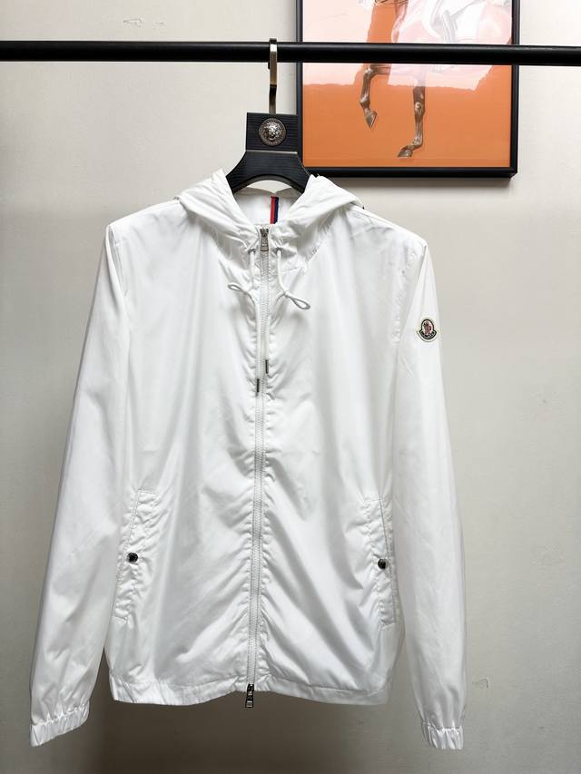 Moncler. The 2025 new jacket is coming, with the same original cut, you can swit
