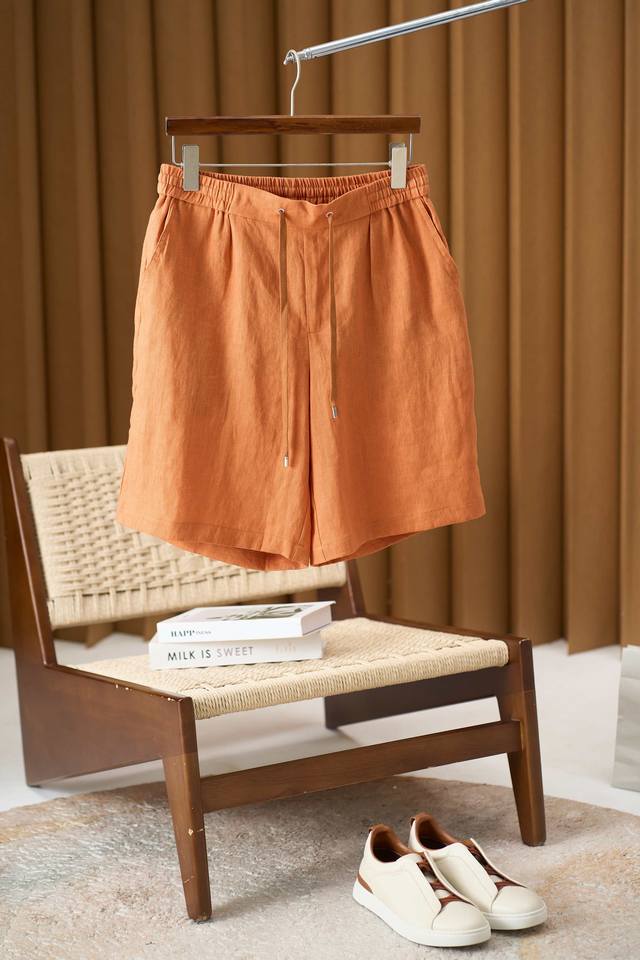 Summer is leisurely, linen shorts interpret a new realm of coolness and comfort