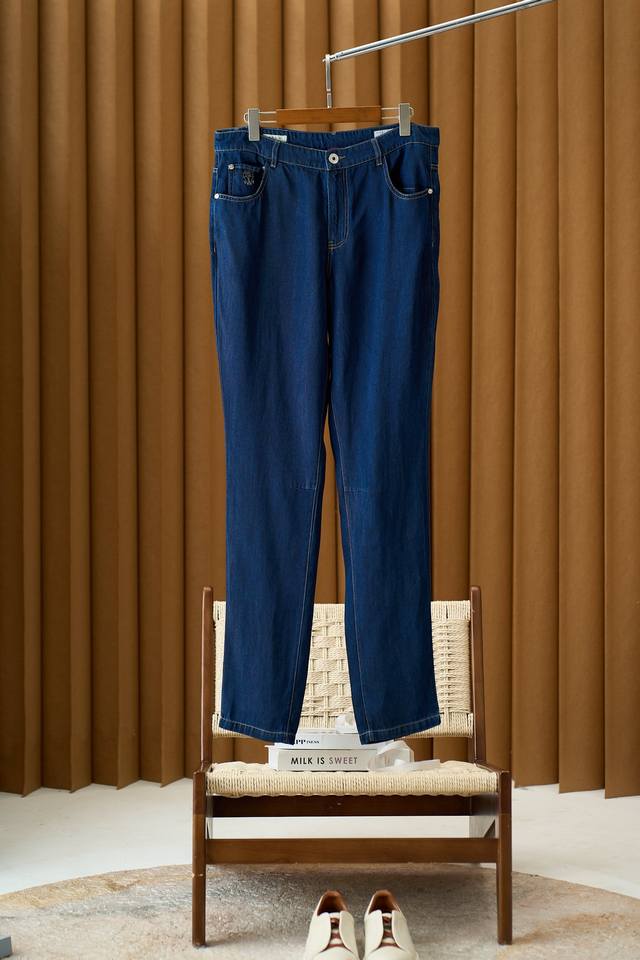 Soft and comfortable slightly stretch heavy washed denim! Fashion jeans embellis