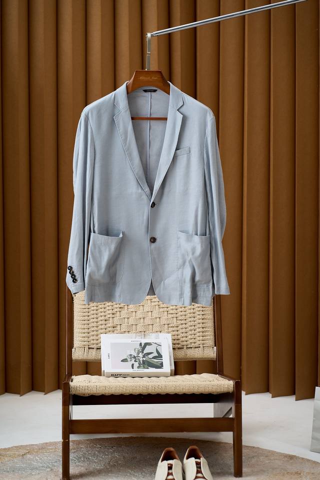 Classic notch-lapel double-slit linen jacket: interpreting timeless elegance an