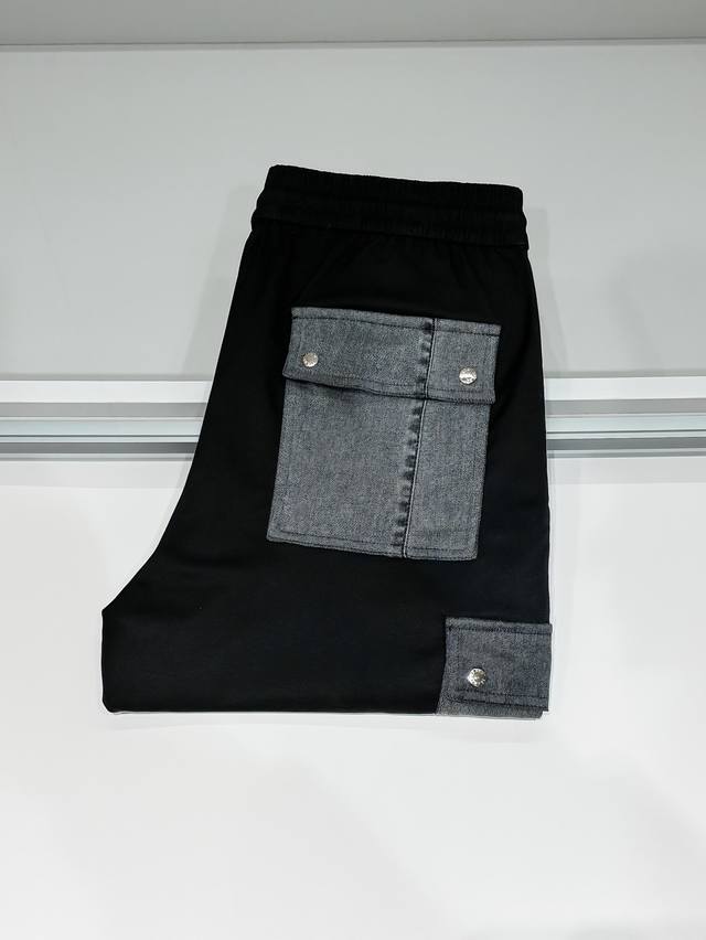 Details of the new Prada 2025 new products on the shelves Classic metal triangl
