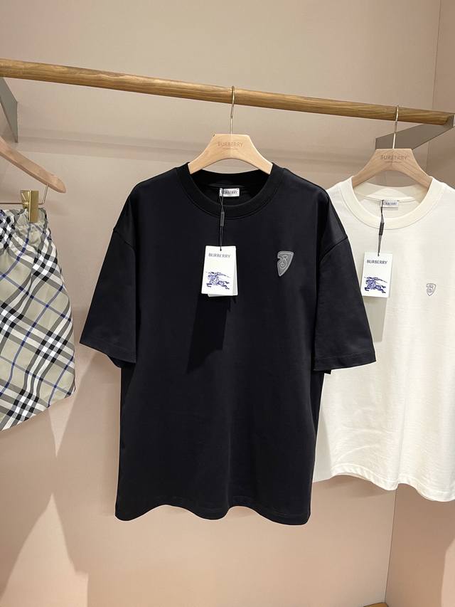 Round neck short sleeve with embossed print of horse and knight on the back. Go