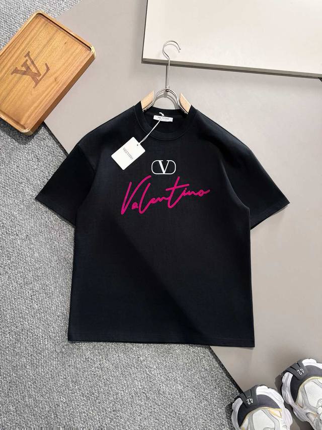Valentino Valentino fashionable cotton T-shirt. Printed short-sleeved T-shirt Th
