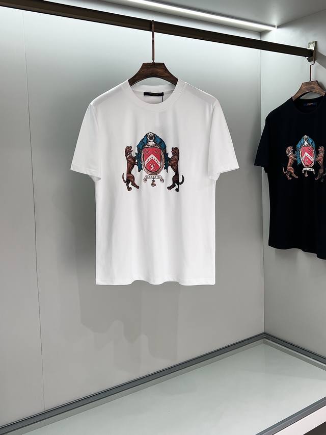 2025Ssl Double Dog Logo Round Neck Short Sleeves The fabric is made of high-qual