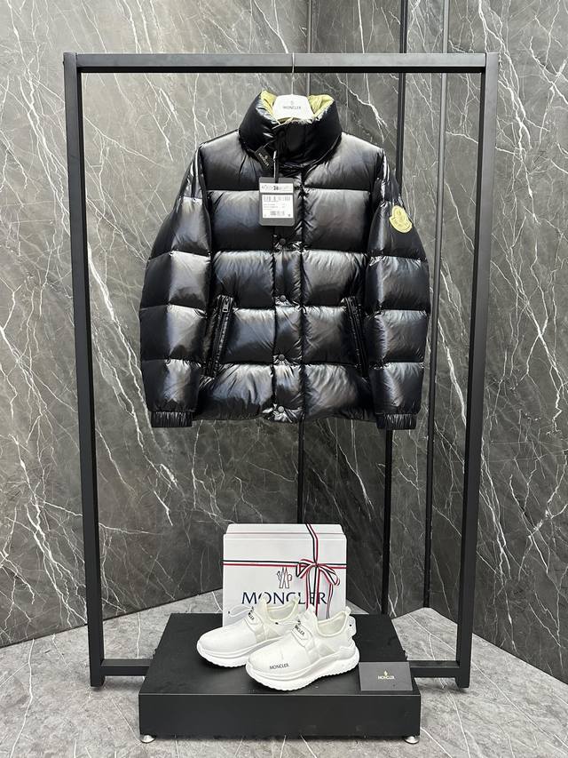 Moncler Dervox men's down jacket with premium quality. The Dervox men's down ja