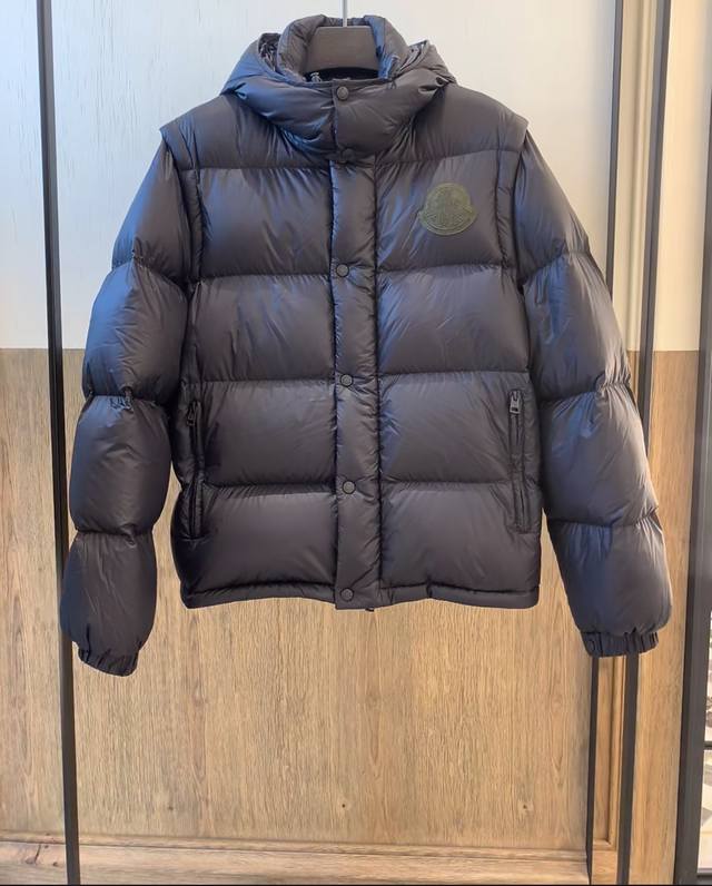 Moncler Cyclone 2-in-1 down jacket. Counter real shot display. DDD