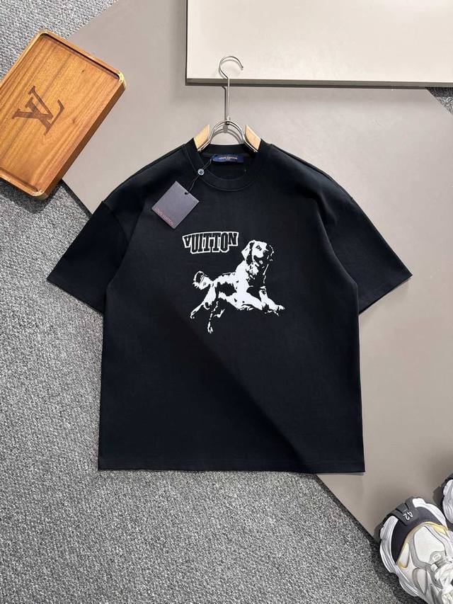 Louisvuitton This cotton T-shirt is inspired by the dog walkers in Westminster,