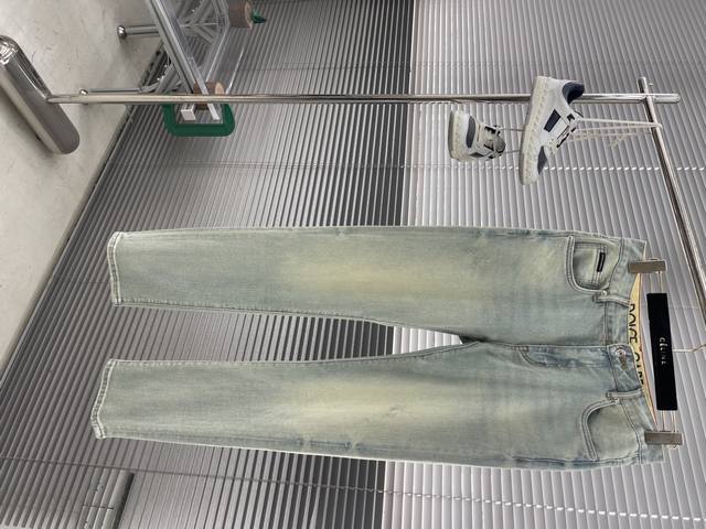 Dg Washed light blue bleached men's jeans! Made of 98% denim cotton + 2% stretch