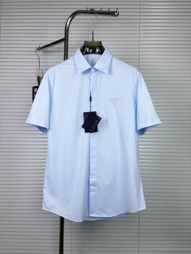As summer approaches, men's wardrobes are also beginning to usher in a new round