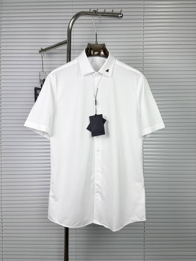 As summer approaches, men's wardrobes are also beginning to usher in a new round
