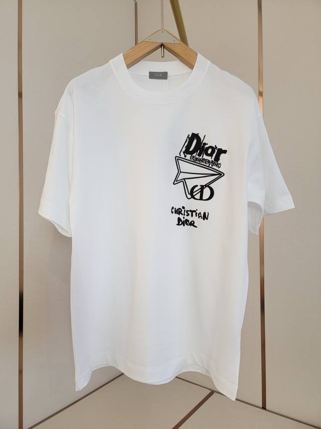 Dior's new three-dimensional foam T-shirt design style combines street fashion