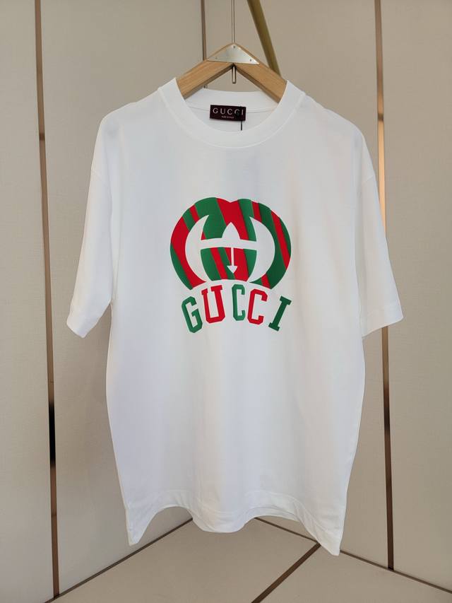 Gucci new double G foam three-dimensional letter T-shirt. The red and green comb