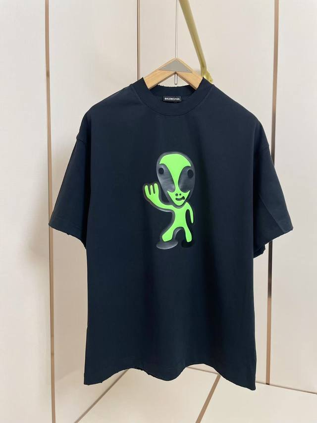 Balenciaga's new alien fluorescent Tee The design inspiration of this T-shirt se
