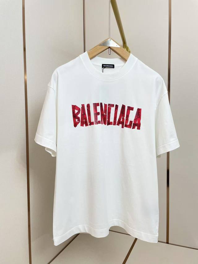 Balenciaga's new red tape T-shirt is simple to the extreme and fashionable. The