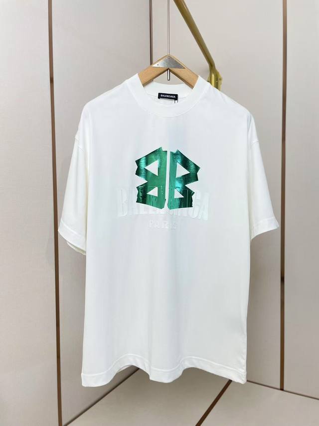 Balenciaga's new double B silicone letter T-shirt The silicone letters are more