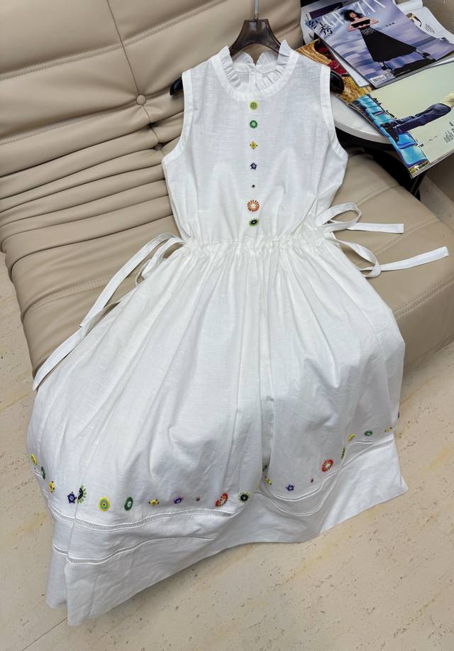 The latest elegant white linen hand-beaded lace round neck dress adopts a draws