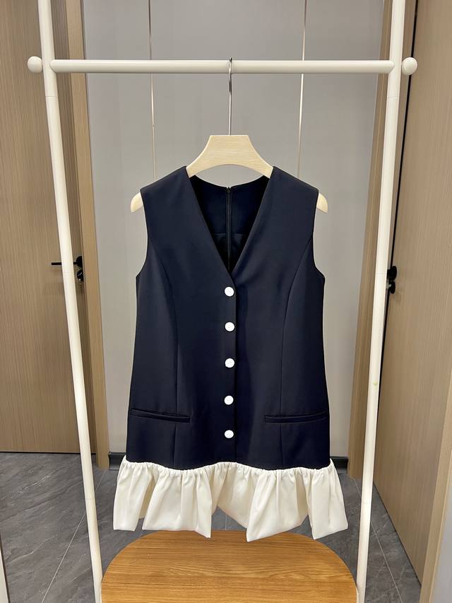 New arrivals Fluffy little black skirt Classic and fashionable contrasting color