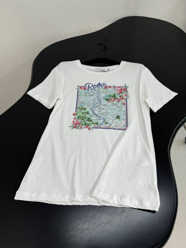 25 New cotton printed T-shirt Made of white cotton jersey fabric Decorated with