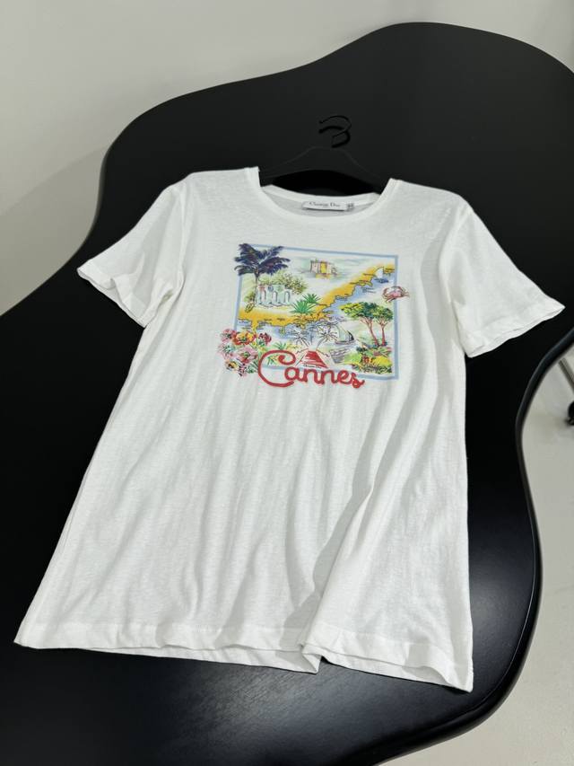 25 New cotton printed T-shirt Made from white cotton jersey Decorated with holid