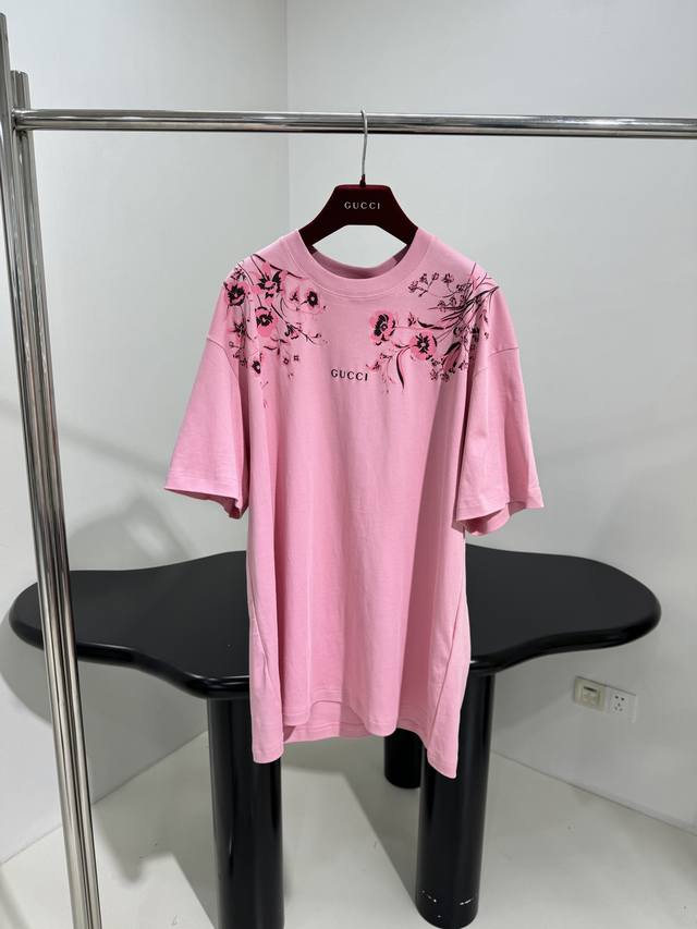 25 New cotton floral print T-shirt Made from cotton jersey Decorated with brand