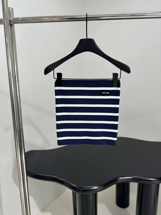 New wool blend tube top Made of navy blue wool blend fabric Age-reducing contra