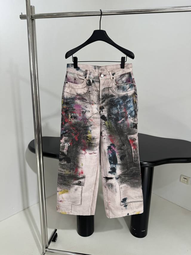 25 New 1981 jeans Made from high density washed non-stretch denim Cut for a loos