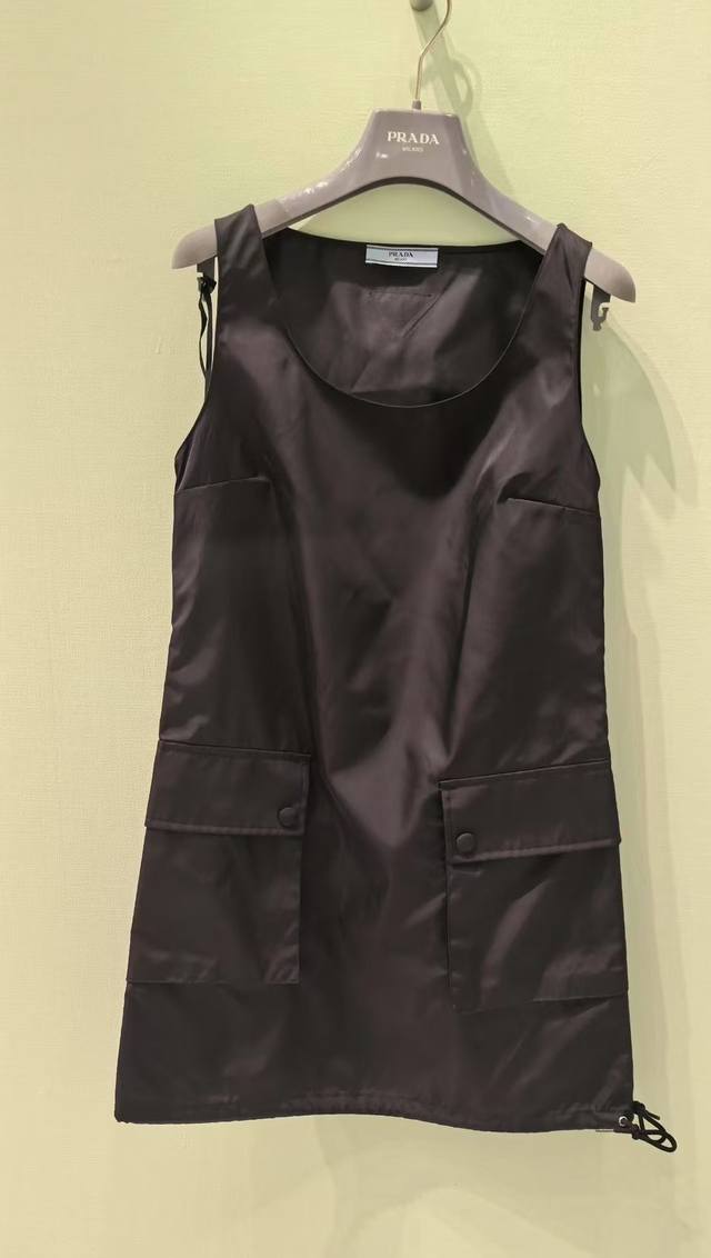 Prpd*25Ss New sleeveless workwear pocket dress with a triangle logo on the back,
