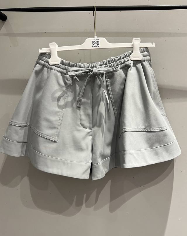 Loewe's new grey shorts are super cute~ The fluffy design makes them look even m