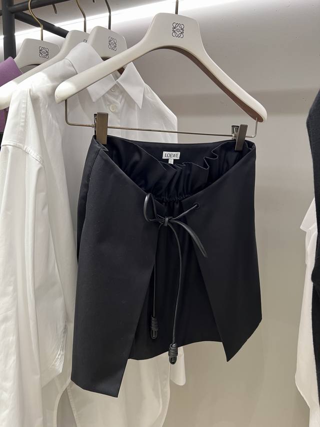 Loewe This pleated drawstring skirt is the top design of this issue! The Flpnmen